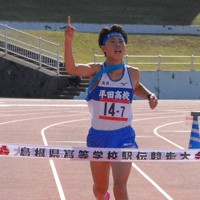 フィニッシュテープを切る平田の福田美紅＝島根県出雲市の県立浜山公園陸上競技場で、上野宏人撮影