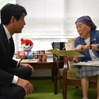 チチヤスの本社で久保貴義社長（左）と面会し、被爆当時に関するチチヤスの資料を見る島田栄子さん＝廿日市市で、根本佳奈撮影