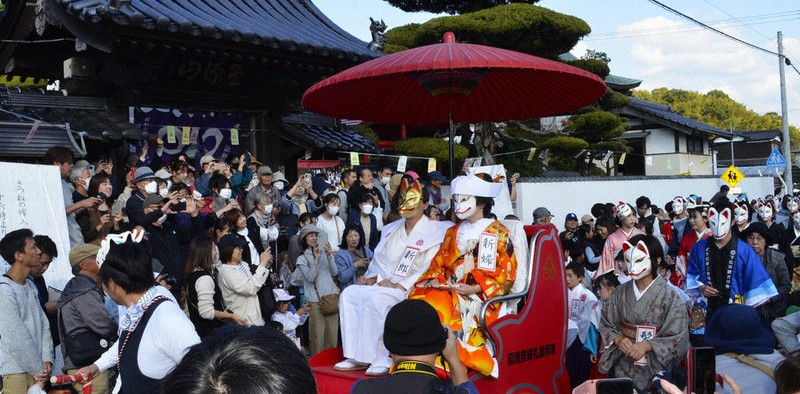 稲穂祭 「きつねの嫁入り」華やかに 一行700人が練り歩く 花岡福徳稲荷