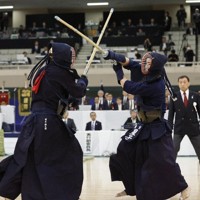 決勝で国友（左）を攻める星子