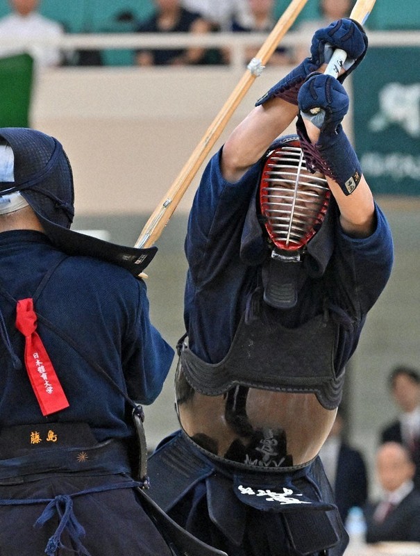 全日本学生選手権決勝で、攻める筑波大の高島壮右馬選手（右）＝日本武道館で7月6日、平川義之撮影