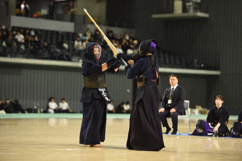 関東女子学生優勝大会で、筑波大の優勝に貢献した五十嵐和奏選手（左）＝東京都調布市の京王アリーナTOKYOで9月20日、高橋将平撮影