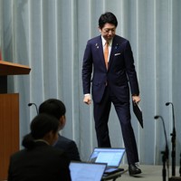 記者会見を終えた佐藤啓官房副長官＝首相官邸で2025年11月4日午後4時27分、後藤由耶撮影