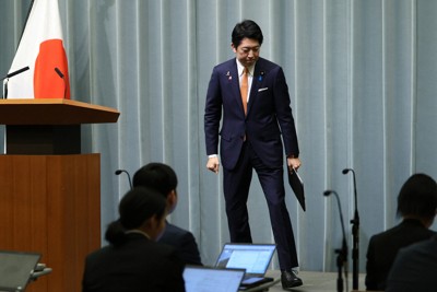 記者会見を終えた佐藤啓官房副長官＝首相官邸で2025年11月4日午後4時27分、後藤由耶撮影