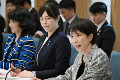 外国人政策に関する関係閣僚会議の初会合で発言する高市早苗首相（右）。中央は小野田紀美外国人共生担当相＝首相官邸で2025年11月4日午前10時41分、平田明浩撮影