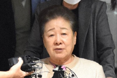 特別検察による事情聴取が終わり、車椅子で姿を現した世界平和統一家庭連合（旧統一教会）トップの韓鶴子総裁＝ソウル市の特別検察事務所が入るビルで2025年9月17日午後7時33分、福岡静哉撮影