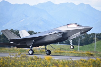 追加配備され、航空自衛隊新田原基地に着陸した最新鋭ステルス戦闘機F35B＝宮崎県新富町で2025年10月28日午後2時9分、塩月由香撮影