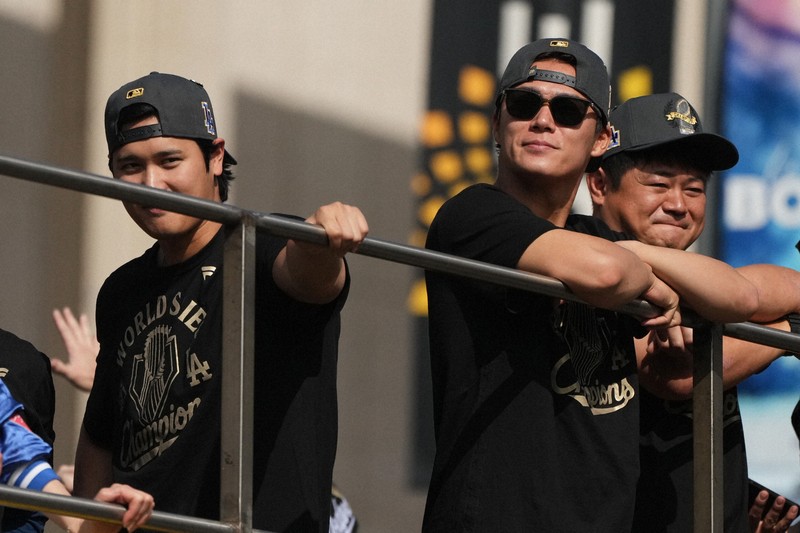 ドジャースがLAで優勝パレード 大谷翔平ら日本人トリオに歓声 [写真