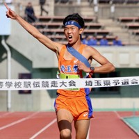 男子1位でフィニッシュする埼玉栄のアンカー藤澤春希＝埼玉県熊谷市で2025年11月4日、橋本政明撮影