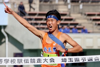 男子1位でフィニッシュする埼玉栄のアンカー藤澤春希＝埼玉県熊谷市で2025年11月4日、橋本政明撮影