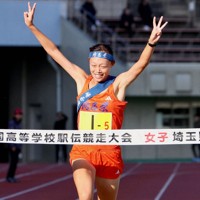女子1位でフィニッシュする埼玉栄のアンカー松浦銘玉＝埼玉県熊谷市で橋本政明撮影