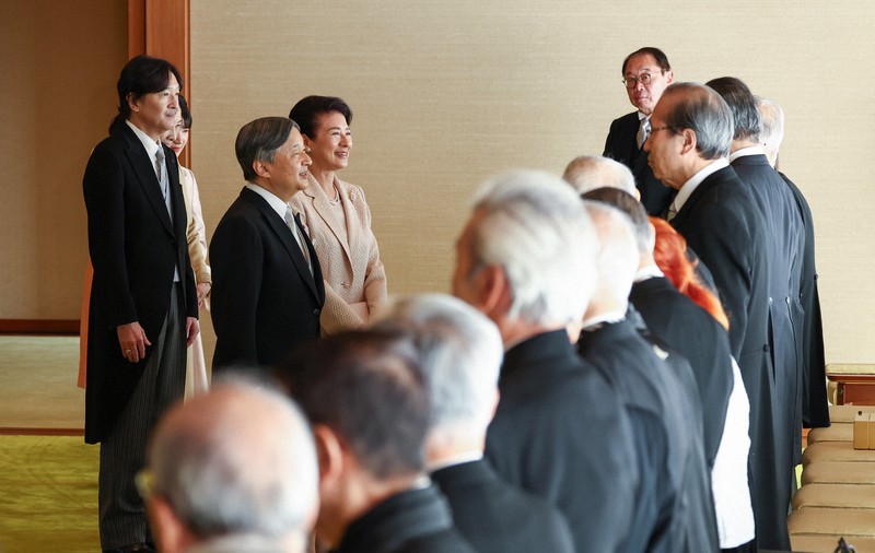 天皇、皇后両陛下と皇族方が文化勲章受章者と文化功労者と茶会 [写真