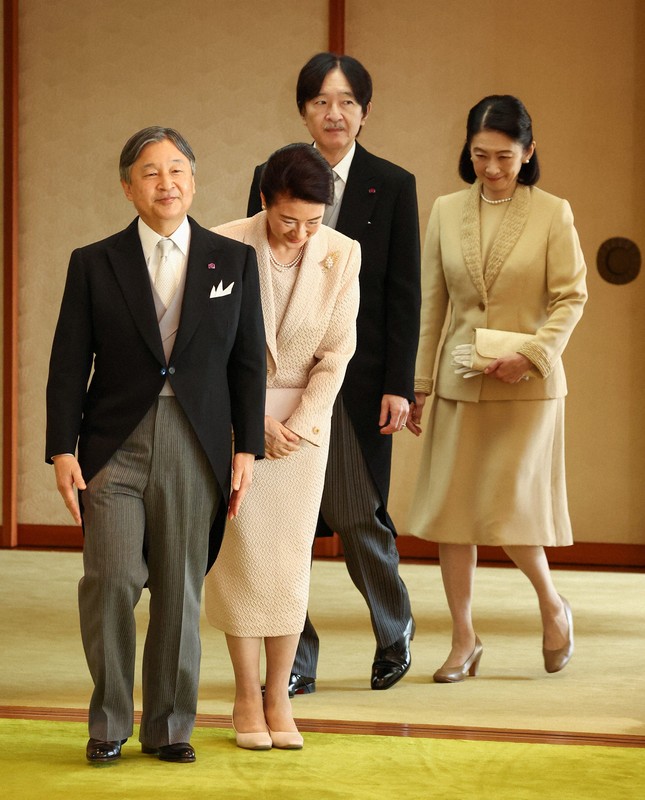 天皇、皇后両陛下と皇族方が文化勲章受章者と文化功労者と茶会 [写真