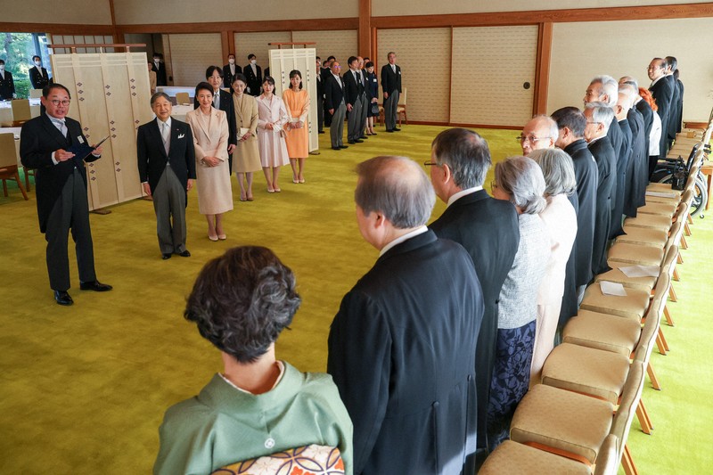 天皇、皇后両陛下と皇族方が文化勲章受章者と文化功労者と茶会 [写真