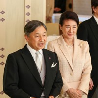 天皇、皇后両陛下と皇族方が文化勲章受章者と文化功労者と茶会 [写真