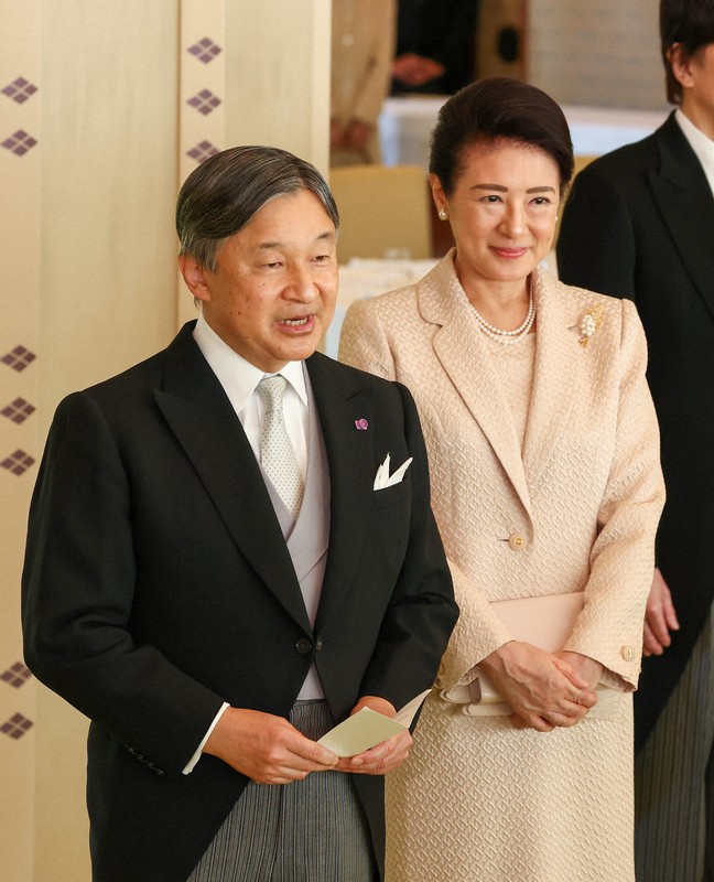 天皇、皇后両陛下と皇族方が文化勲章受章者と文化功労者と茶会 [写真