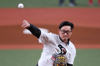 オリックス岸田監督が始球式に登場 「アップで汗だく」 日本選手権