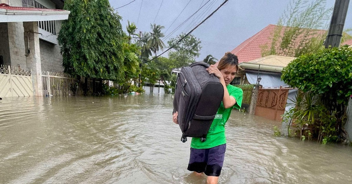 Typhoon Kalmaegi moves across central Philippines, leaving at least 1 dead
