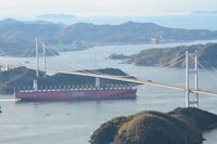 しまなみ海道来島海峡第2大橋をくぐるコンテナ船