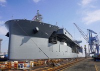 三菱重工の横浜製作所で定期オーバーホールを受ける米海軍の大型艦「ミゲル・キース」＝米海軍提供