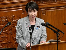 衆院本会議で自民党・小林鷹之政調会長の代表質問に対して答弁する高市早苗首相＝国会内で2025年11月4日午後2時27分、平田明浩撮影