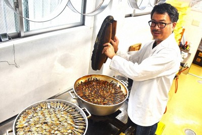 野村則之さんは毎日、10時間コトコト煮て鮒甘露煮を作り続ける＝茨城県古河市本町4で2025年10月15日午後3時1分、堀井泰孝撮影