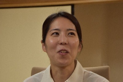 2度目の棋士編入試験の受験資格を獲得後、思いを語る福間香奈清麗＝2025年10月、新土居仁昌撮影