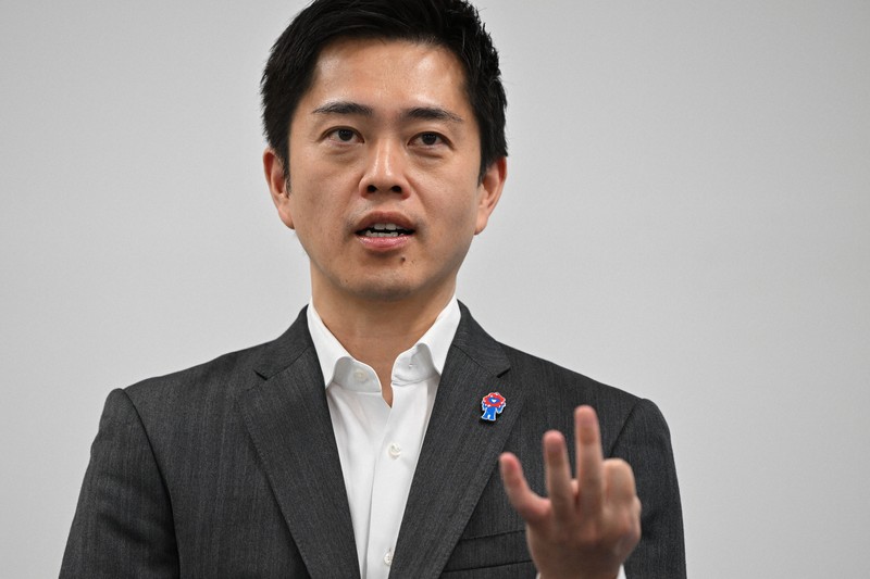 報道陣の取材に答える日本維新の会の吉村洋文代表＝大阪市中央区で2025年10月20日午前11時28分、大西岳彦撮影