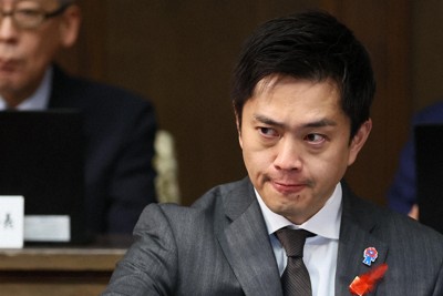 大阪府議会本会議に出席する吉村洋文大阪府知事＝大阪市中央区で2025年10月20日午後1時21分、長澤凜太郎撮影