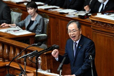 衆院本会議の代表質問で、諸課題への取り組みを拳を握って呼びかけた公明党の斉藤鉄夫代表（右手前）。奥は高市早苗首相＝国会内で2025年11月5日午後3時7分、平田明浩撮影