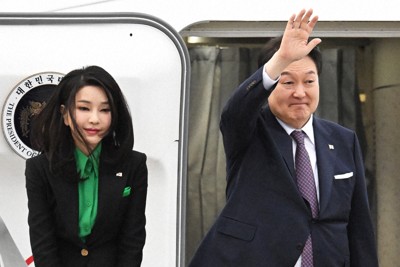 韓国の尹錫悦大統領（当時、右）と妻の金建希氏＝羽田空港で2023年3月17日午後5時15分、西夏生撮影