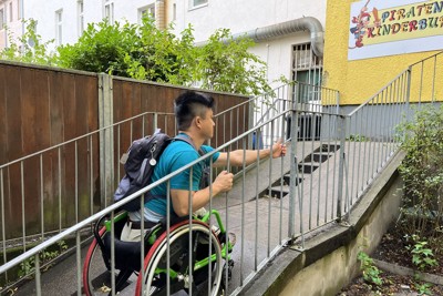 小児科の入り口にあるスロープを上る夫。車いすユーザーには急すぎる＝ベルリンで2025年9月5日午前9時41分、五十嵐朋子撮影