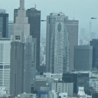 東京・新宿の高層ビル群近くを低空で通過する2機のブラックホーク＝都内で2020年7月9日、大場弘行撮影（写真は動画から）