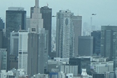 東京・新宿の高層ビル群近くを低空で通過する2機のブラックホーク＝都内で2020年7月9日、大場弘行撮影（写真は動画から）