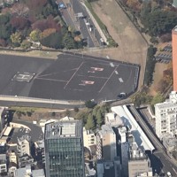 東京・六本木にある米軍施設「赤坂プレスセンター」。巨大なヘリポートを備えている＝2020年11月17日、本社ヘリから手塚耕一郎撮影（写真は動画から）