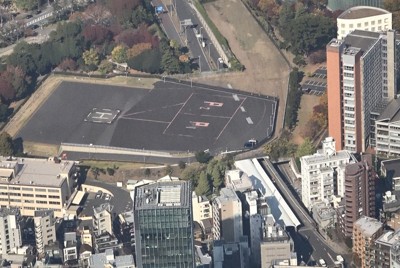 東京・六本木にある米軍施設「赤坂プレスセンター」。巨大なヘリポートを備えている＝2020年11月17日、本社ヘリから手塚耕一郎撮影（写真は動画から）