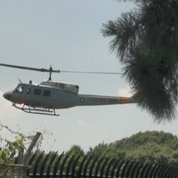 東京・六本木の米軍施設「赤坂プレスセンター」に降り立つ米空軍ヘリ「UH－1Nヒューイ」＝港区で2020年8月6日、松本惇撮影（写真は動画から）