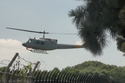 東京・六本木の米軍施設「赤坂プレスセンター」に降り立つ米空軍ヘリ「UH－1Nヒューイ」＝港区で2020年8月6日、松本惇撮影（写真は動画から）