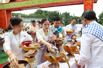 食事や財物を喜捨する人たち＝神奈川県愛川町で2025年10月19日、幾島健太郎撮影