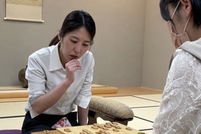 棋士編入試験を受験することが明らかになった翌日、倉敷藤花戦三番勝負第1局を制した福間香奈清麗＝東京都渋谷区の将棋会館で2025年11月5日、丸山進撮影