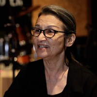 基地の街・福生の光と影について語る村上永里子さん＝東京都福生市で2025年6月18日、加藤隆寛撮影（写真は動画から）