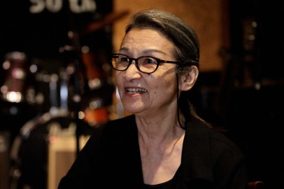 基地の街・福生の光と影について語る村上永里子さん＝東京都福生市で2025年6月18日、加藤隆寛撮影（写真は動画から）