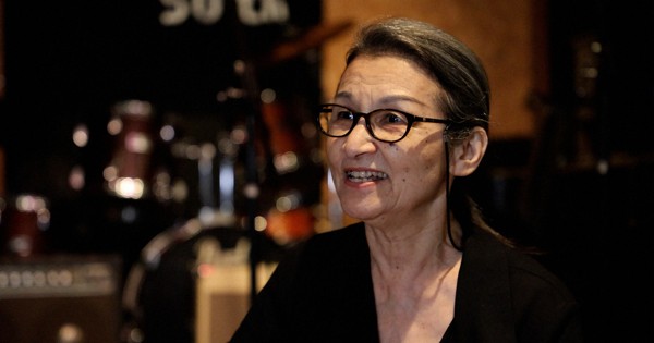 基地の街・福生の光と影について語る村上永里子さん＝東京都福生市で2025年6月18日、加藤隆寛撮影（写真は動画から）