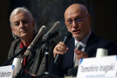 終了後の記者会見で、質問に答えるフセイン・シャハリスタニ会長（右）とカレン・ホールバーグ事務総長＝広島市中区の広島国際会議場で2025年11月5日午後3時39分、佐藤賢二郎撮影