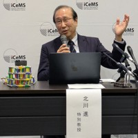 ノーベル化学賞受賞決定から約1カ月のタイミングで報道各社の取材に応じる北川進・京都大特別教授＝京都市左京区で2025年11月5日午後1時32分、太田裕之撮影