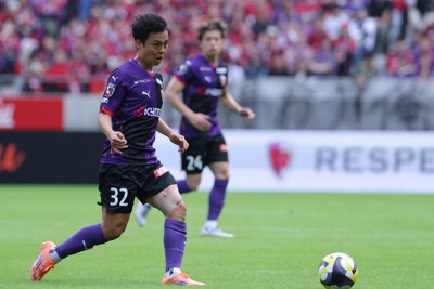 【京都－鹿島】前半、パスを出す京都の斉藤未月＝サンガスタジアムbyKYOCERAで2025年10月25日、中川祐一撮影