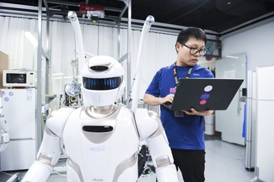 人型ロボット「ウオーカーX」をテストする優必選科技（UBテック・ロボティクス）のスタッフ（深圳で2024年6月、新華社/共同）