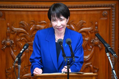 衆院本会議で所信表明演説をする高市早苗首相。「第2次安倍政権」の政権運営を意識しているとみられる