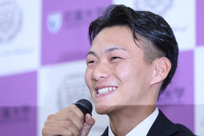 楽天から1位指名を受け、記者会見で笑顔を見せる花園大の藤原聡大投手＝京都市で2025年10月23日、中川祐一撮影