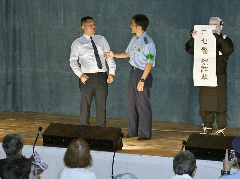 お笑いで 詐欺被害防げ 小豆島 警察官コンビ、漫才披露 「家族に防犯